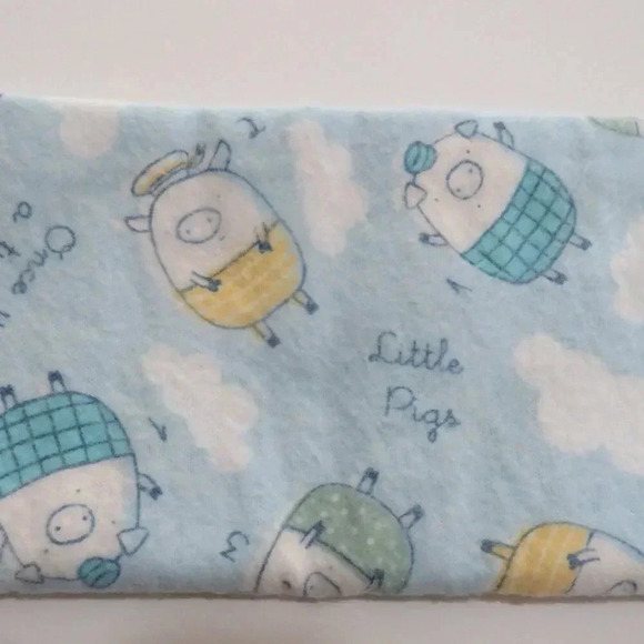 Flannel Burp Cloth, Reversible Little Pigs and Yellow Moons and Stars, Set of 3 - Picture 4 of 6
